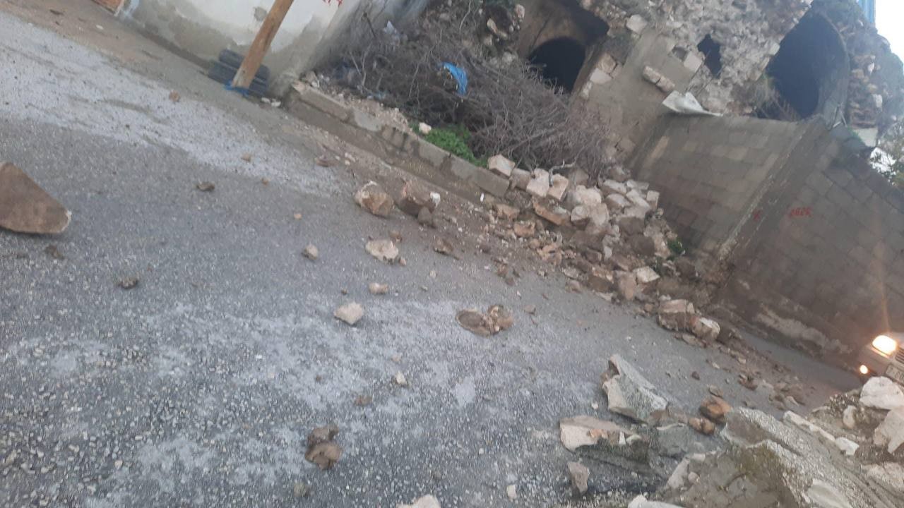 بالصور: تضرر أحد البيوت القديمة جنوب نابلس جراء الهزة الأرضية الأخيرة