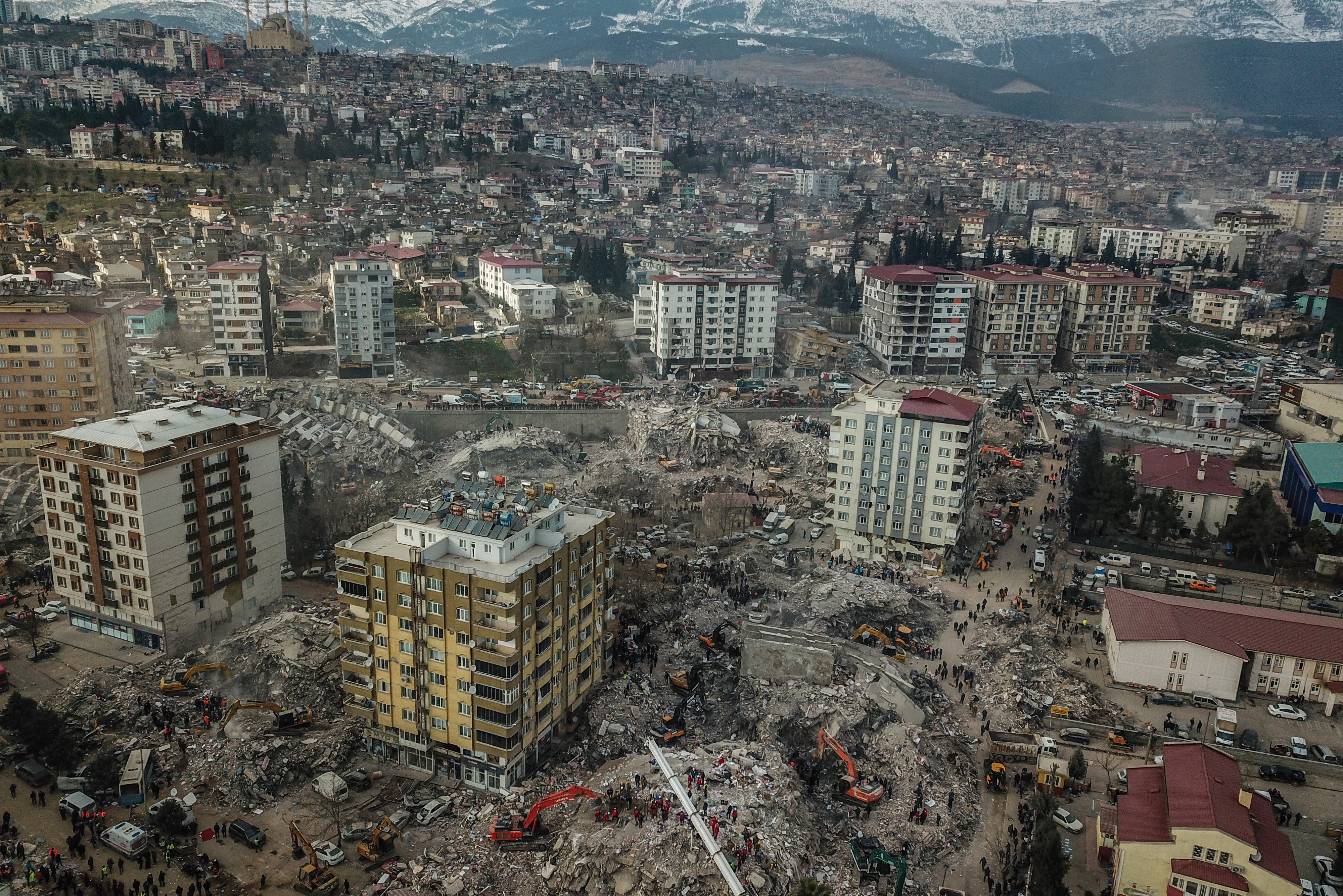ارتفاع حصيلة ضحايا الزلزال المدمر في سوريا وتركيا إلى أكثر من 24 ألف وفاة