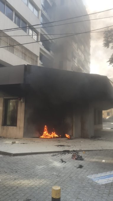 لبنانيون يُقدمون على تحطيم وإحراق عدد من المصارف في بيروت لهذا السبب!