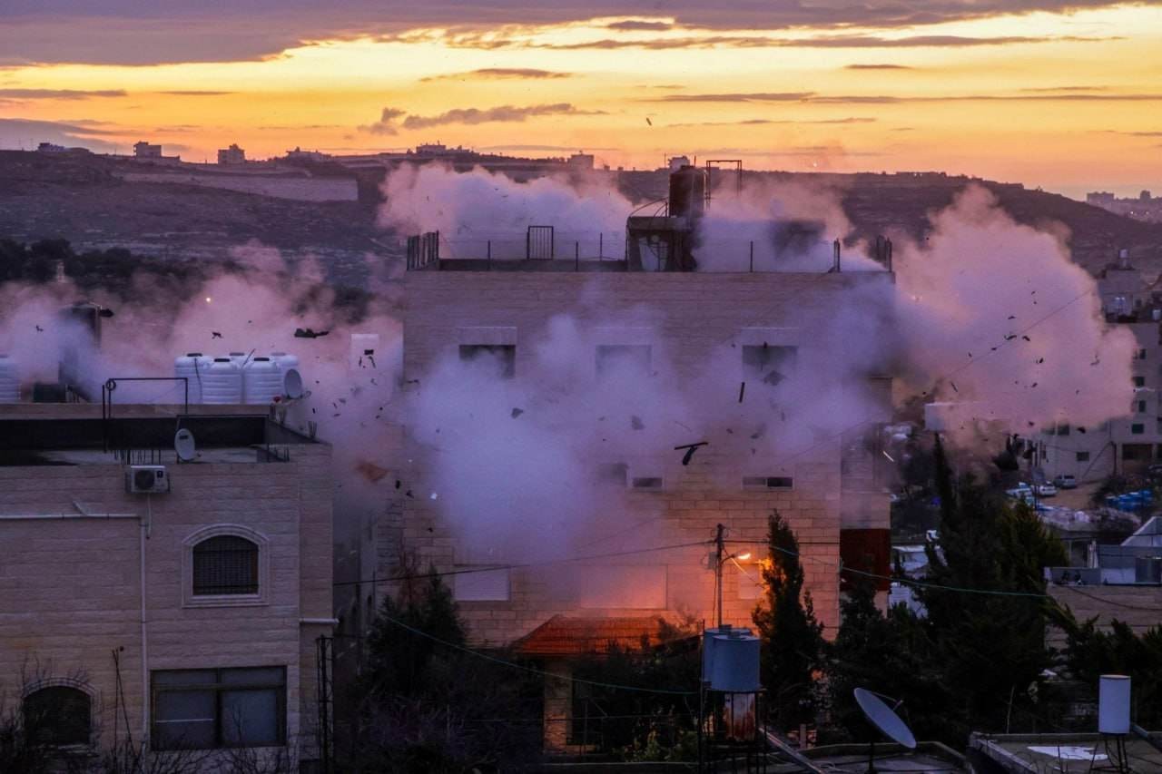 الاحتلال يُفجر منزل الشهيد محمد الجعبري في الخليل
