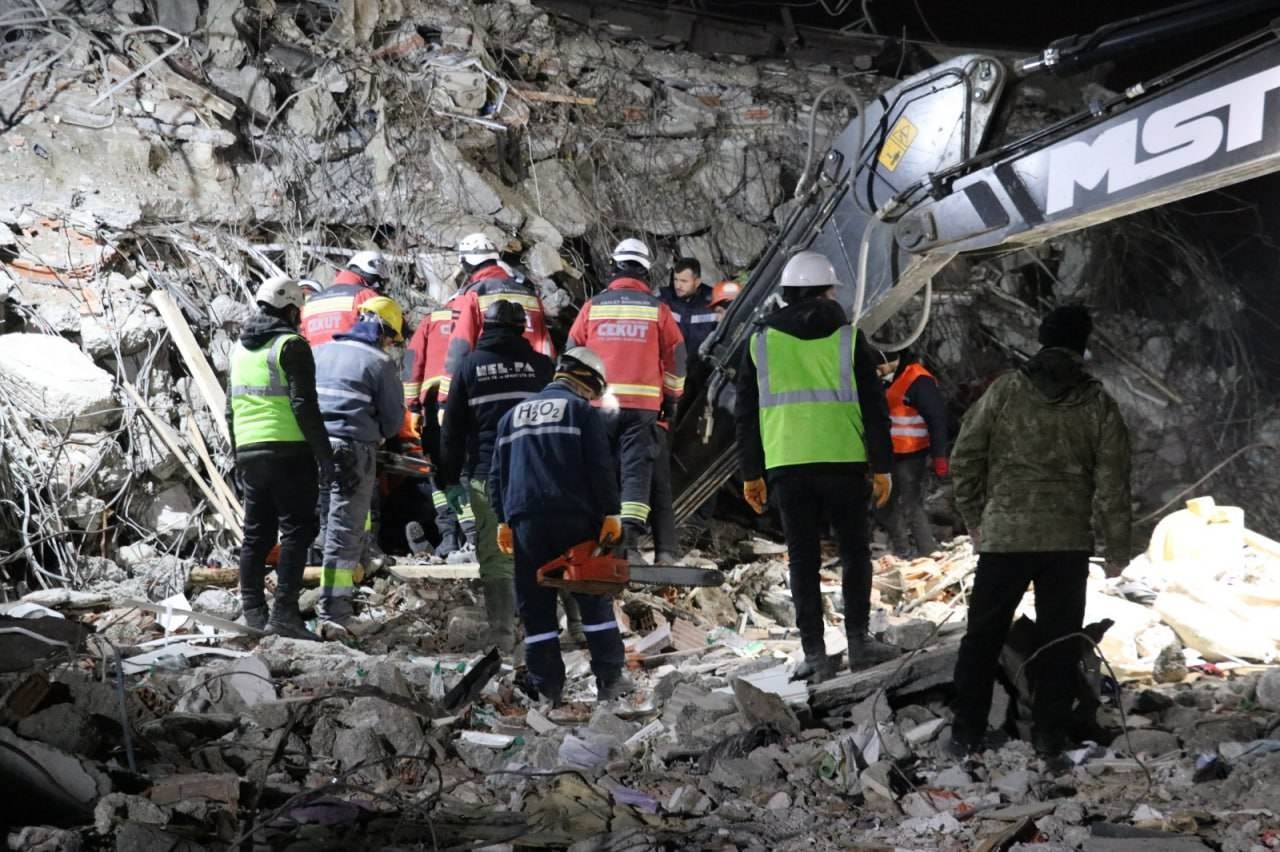 ارتفاع حصيلة ضحايا الزلزال المدمر في سوريا وتركيا إلى أكثر من 24 ألف وفاة