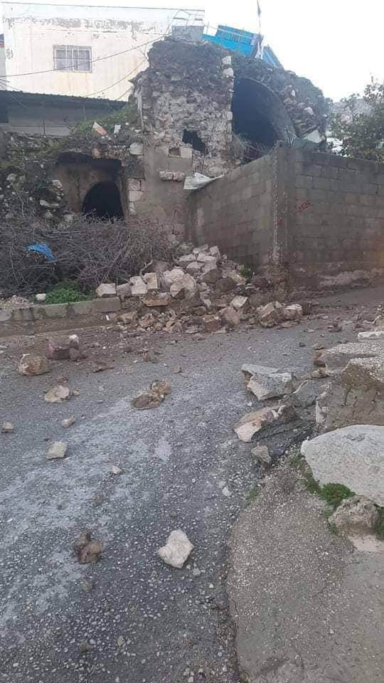 بالصور: تضرر أحد البيوت القديمة جنوب نابلس جراء الهزة الأرضية الأخيرة