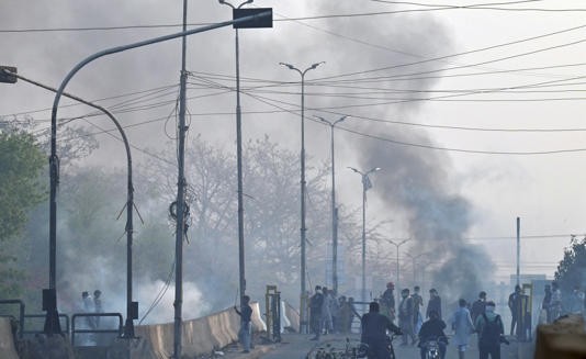 الشرطة الباكستانية تستخدم الغاز المسيل للدموع لتفريق أنصار عمران خان
