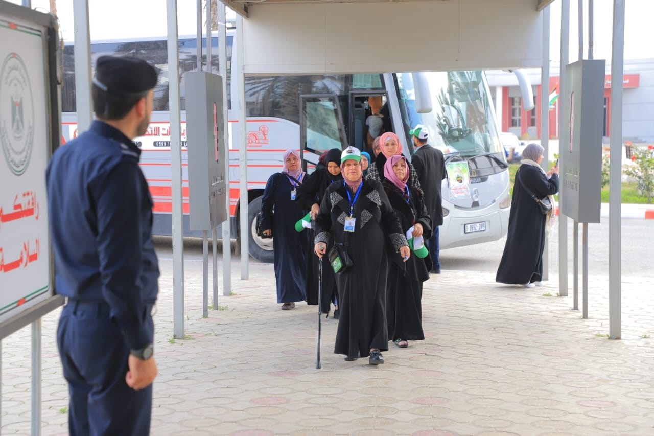 أطقم الداخلية تُسهل مغادرة الفوج الـ12 من معتمري قطاع غزة