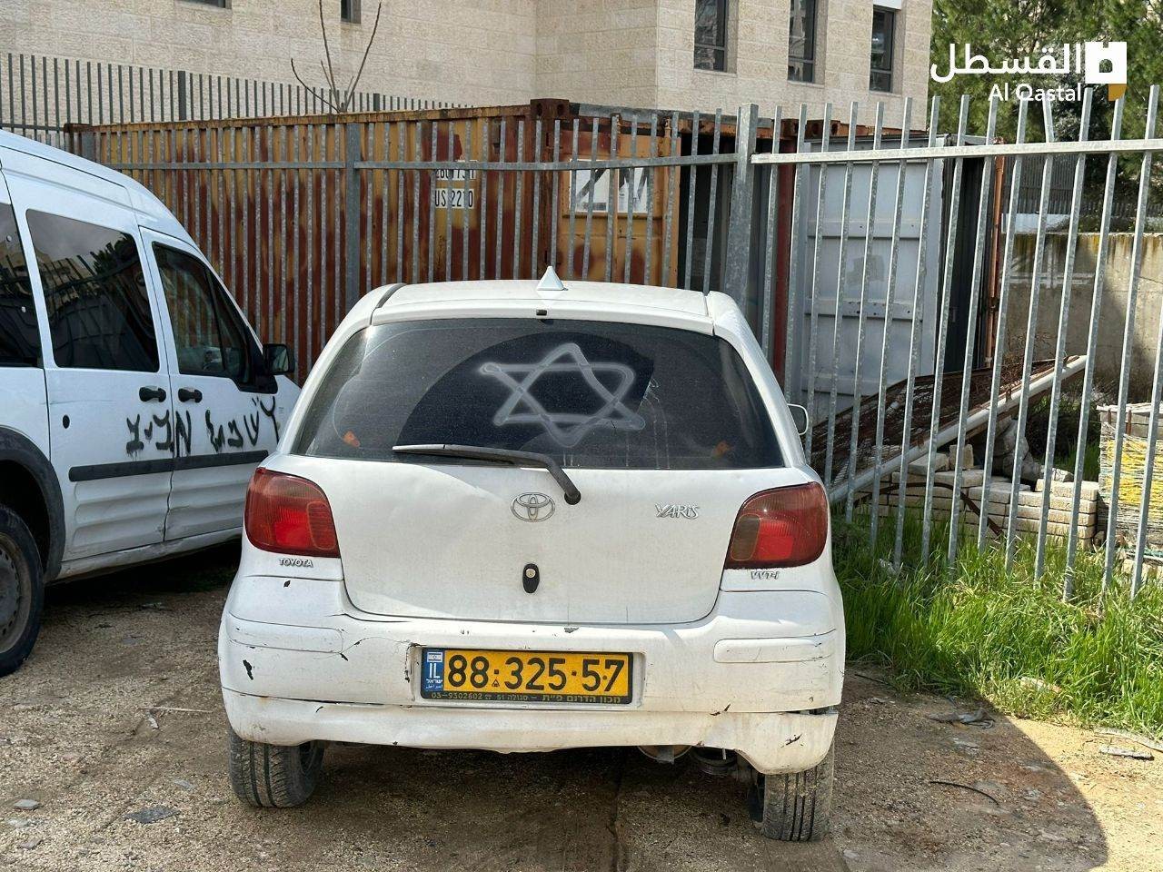 مستوطنون يُعطبون إطارات مركبات ويخطّون شعارات عنصرية في الشيخ جراح