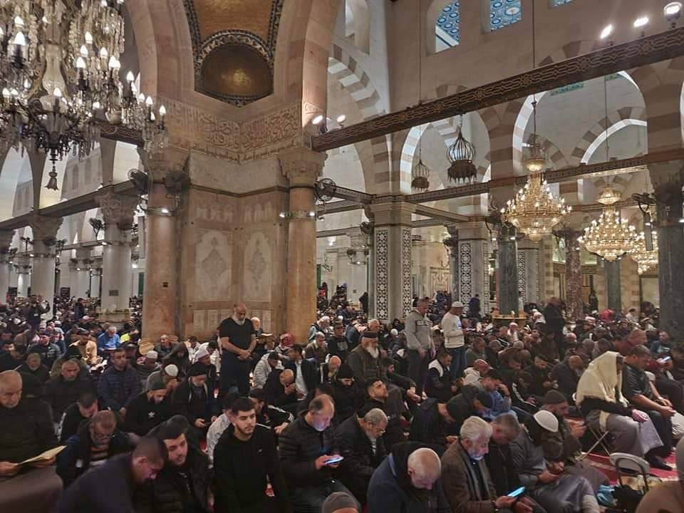 آلاف المصلين يؤدون فجر الجمعة الأولى من شهر رمضان المبارك في باحات المسجد الأقصى