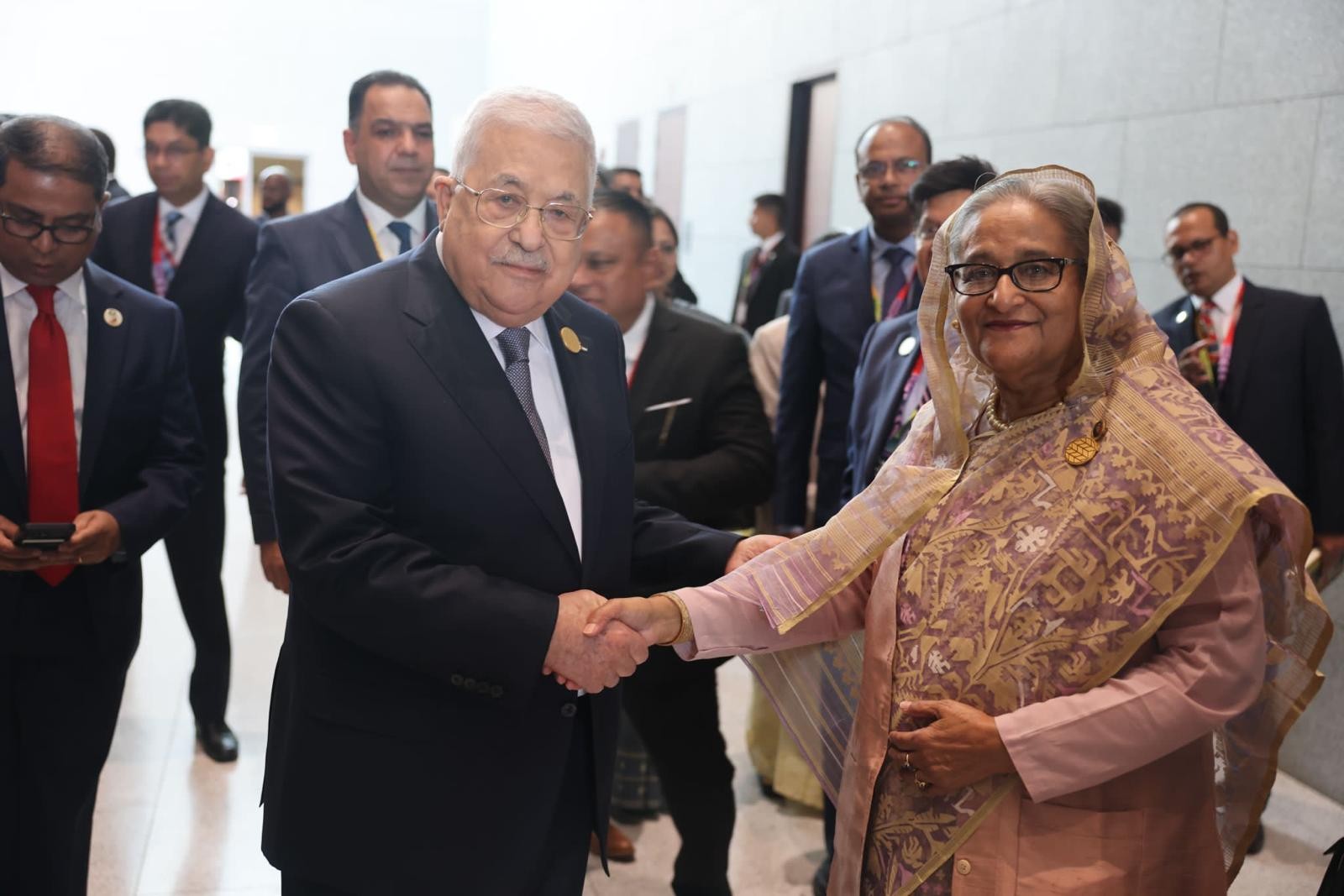 الرئيس يلتقي رئيسة وزراء بنغلادش.jpg