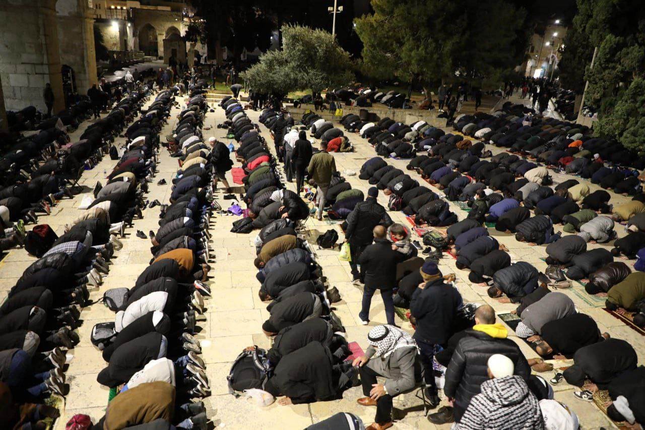 بالصور: 150 ألف مصل يؤدون العشاء والتراويح في المسجد الأقصى