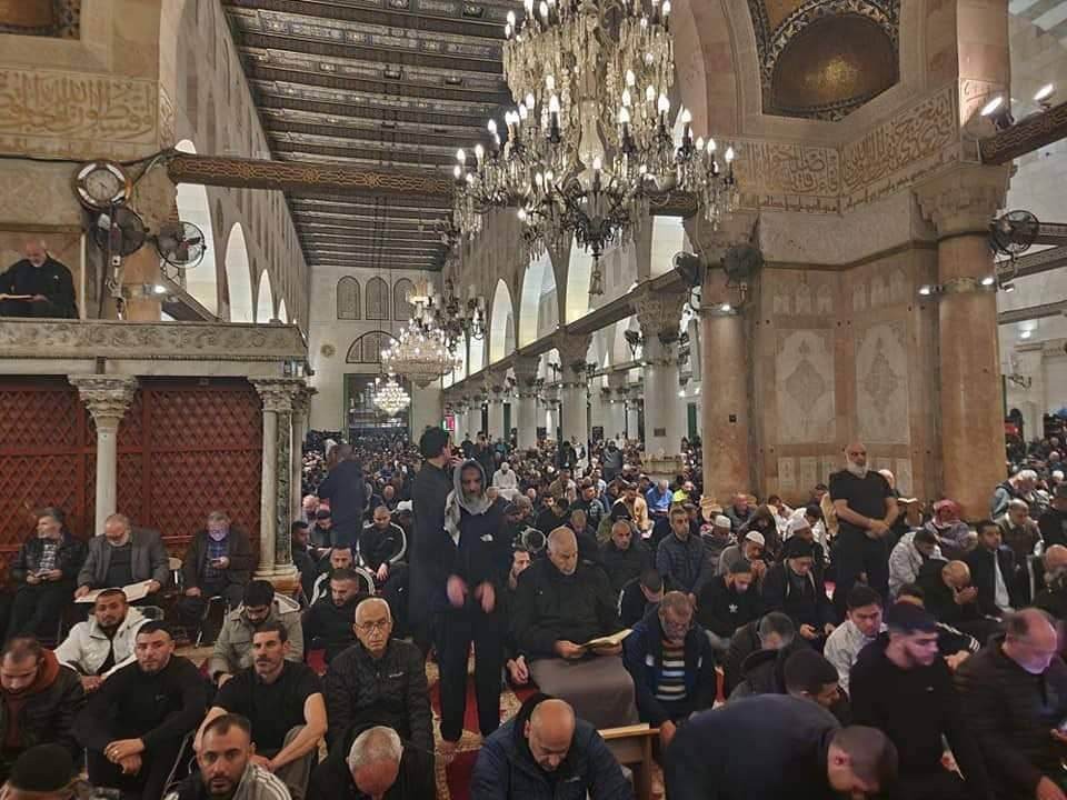 آلاف المصلين يؤدون فجر الجمعة الأولى من شهر رمضان المبارك في باحات المسجد الأقصى