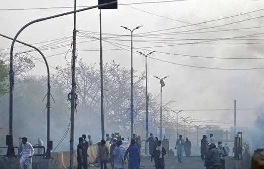 الشرطة الباكستانية تستخدم الغاز المسيل للدموع لتفريق أنصار عمران خان