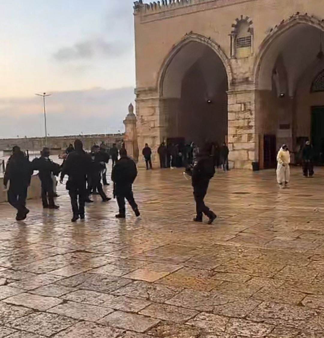 عشرات المستوطنين المتطرفين يقتحمون باحات المسجد الأقصى المبارك