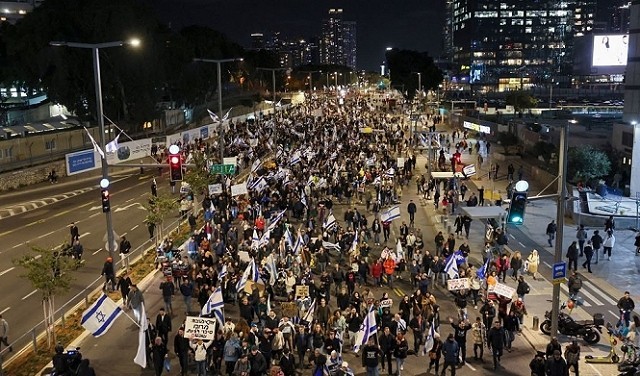 بالفيديو والصور: الآلاف يتظاهرون وسط "تل أبيب" لدعم التعديلات القضائية