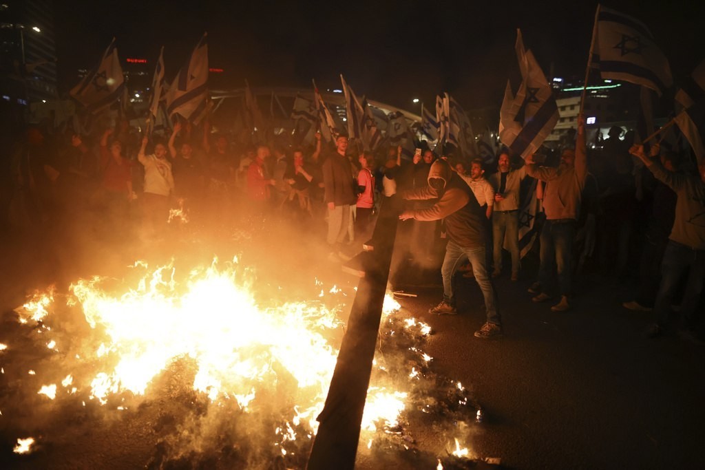 صحيفة عبرية: تظاهرات واسعة في "إسرائيل" ضد حكومة نتنياهو وإقالة "غالانت"