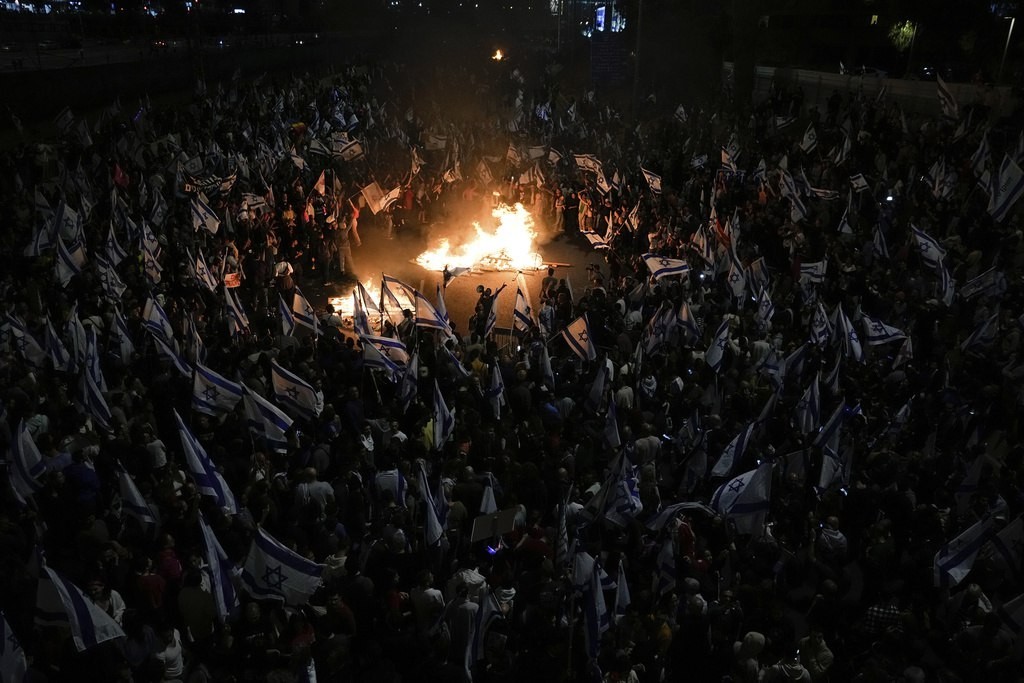 صحيفة عبرية: تظاهرات واسعة في "إسرائيل" ضد حكومة نتنياهو وإقالة "غالانت"