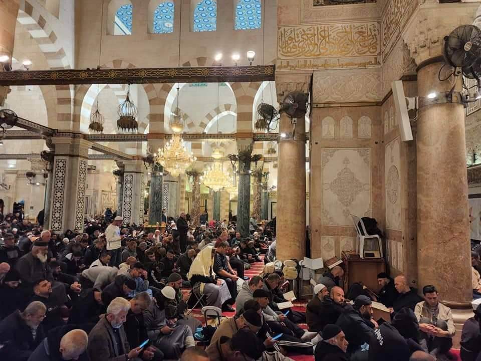 آلاف المصلين يؤدون فجر الجمعة الأولى من شهر رمضان المبارك في باحات المسجد الأقصى