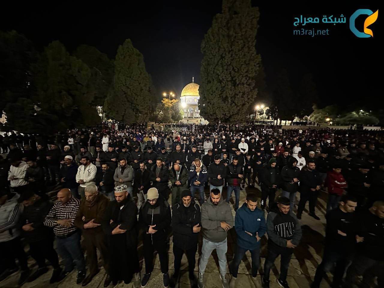 آلاف المصلين يؤدون فجر الجمعة الأولى من شهر رمضان المبارك في باحات المسجد الأقصى