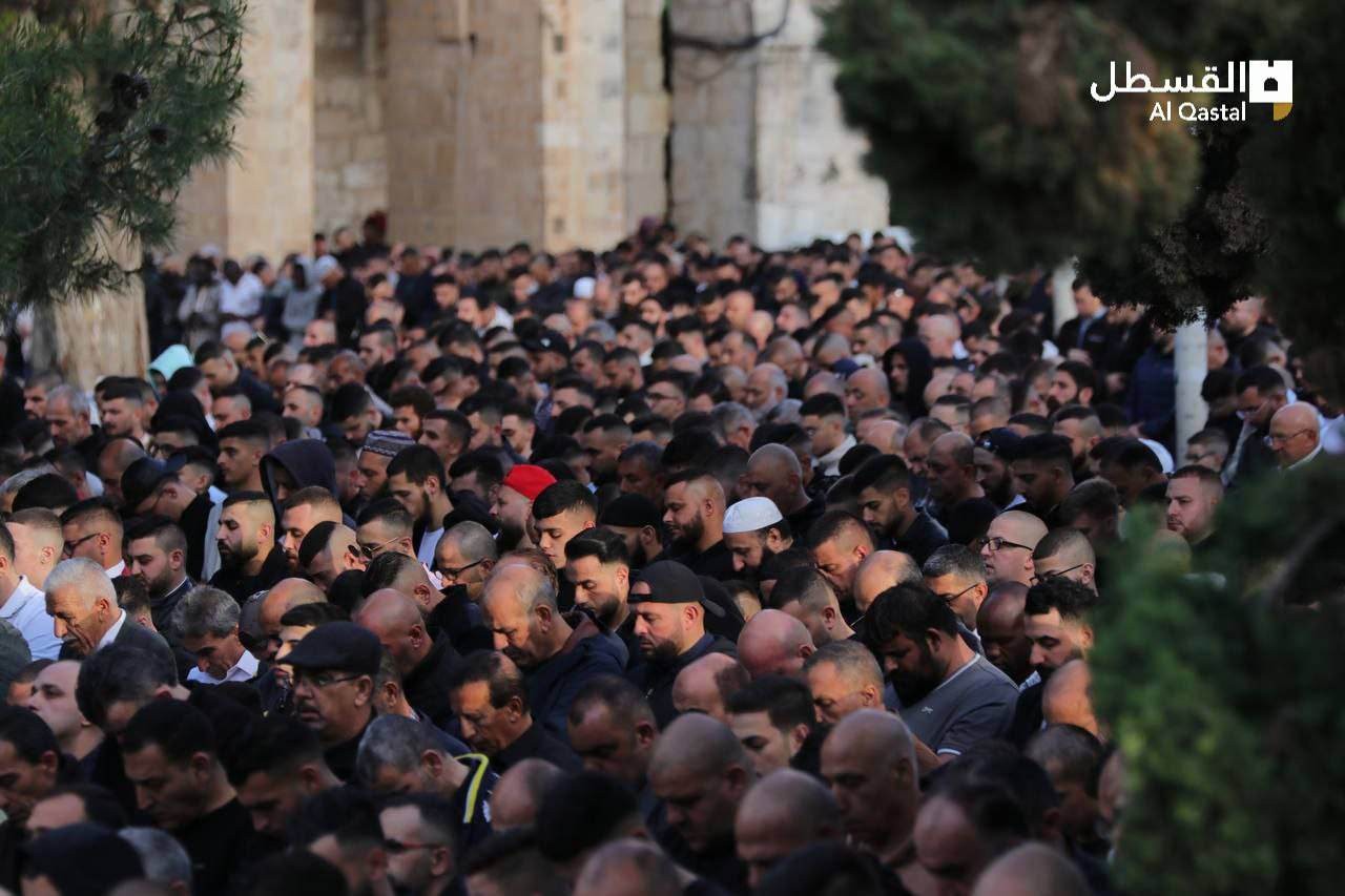 120 ألف مُصلٍّ يؤدون صلاة عيد الفطر السعيد في باحات المسجد الأقصى