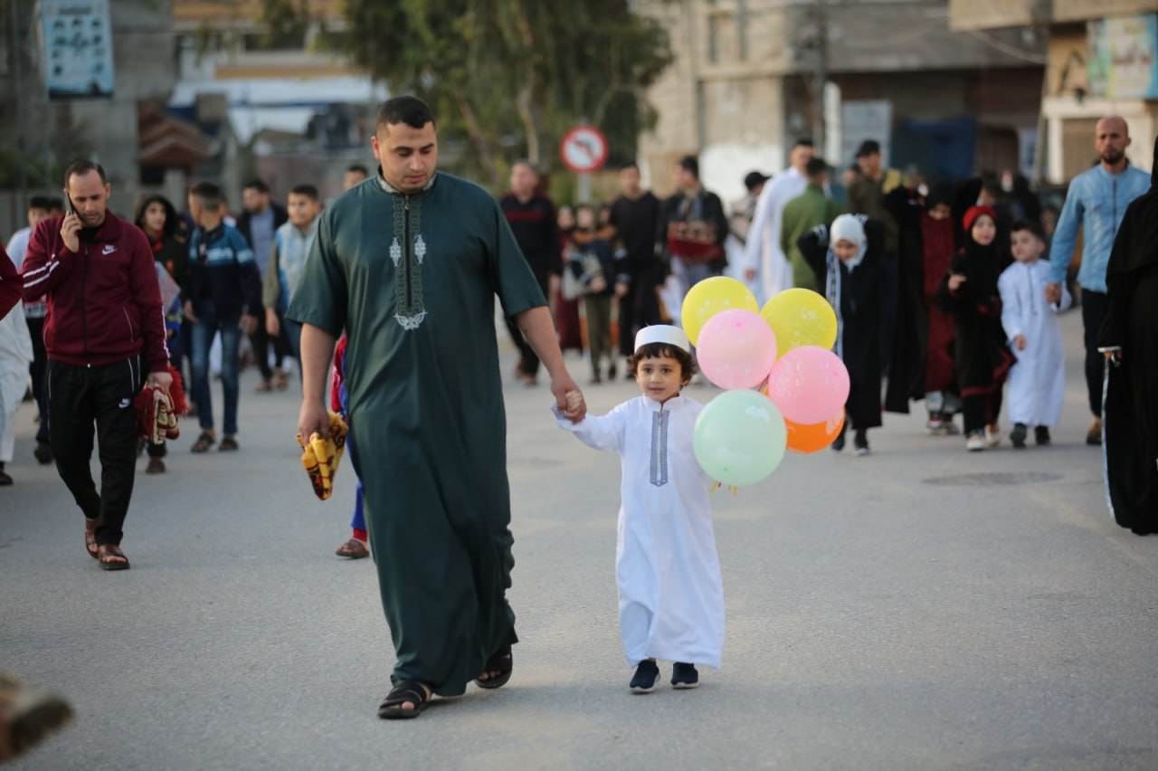 عشرات آلاف المواطنين يؤدون صلاة عيد الفطر السعيد في الساحات العامة بقطاع غزة