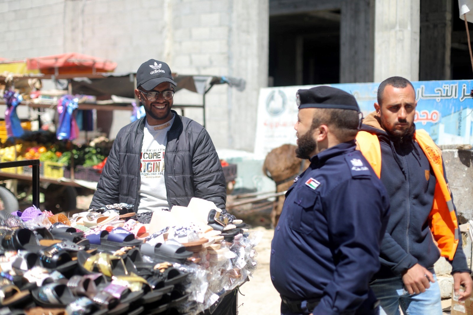 غزة: شرطة البلديات تُواصل جهودها في تنظيم الأسواق خلال شهر رمضان المبارك