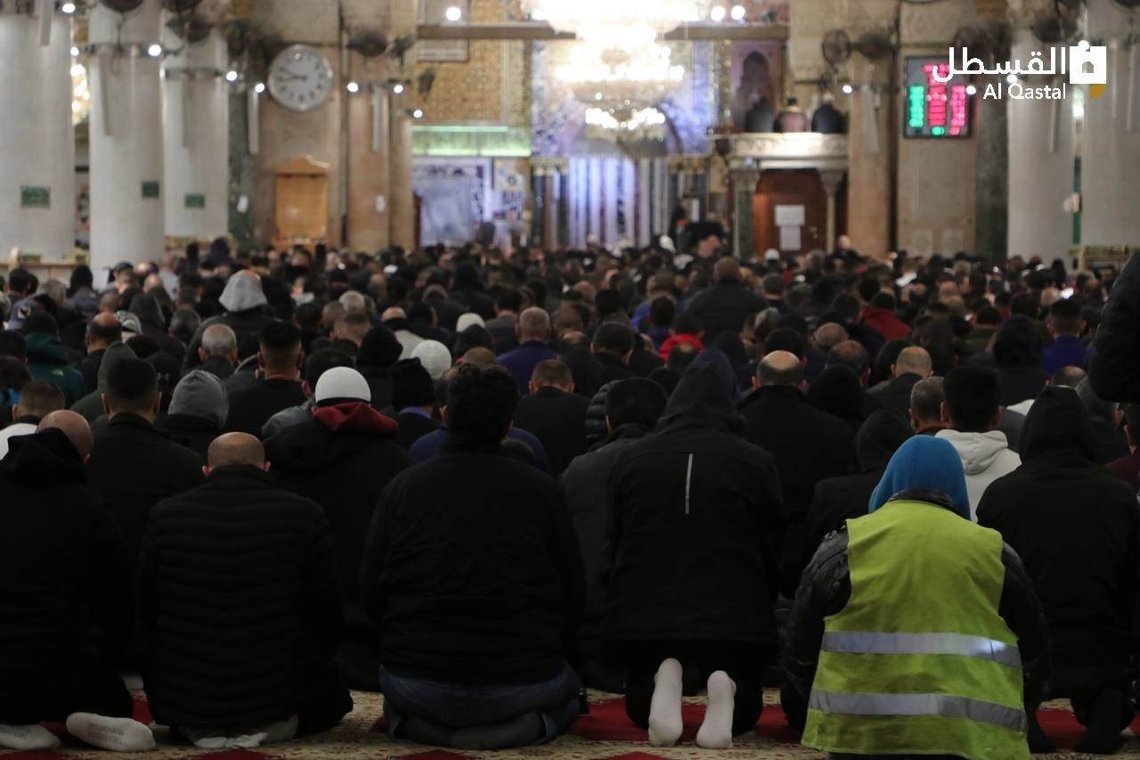 أكثر من 20 ألف مصلٍّ يؤدون صلاتي العشاء والتراويح في باحات المسجد الأقصى