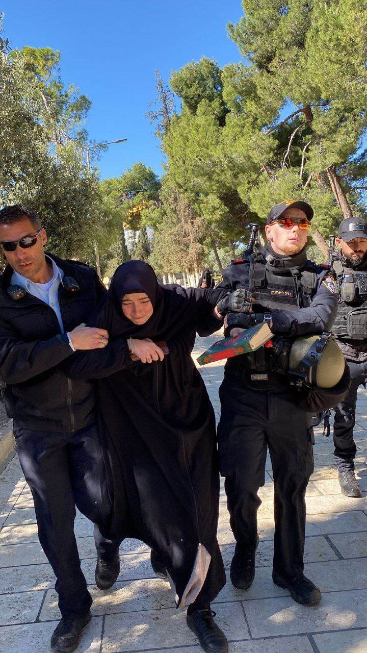 عشرات المستوطنين المتطرفين يقتحمون الأقصى والاحتلال يعتقل فتاة تركية داخل المسجد