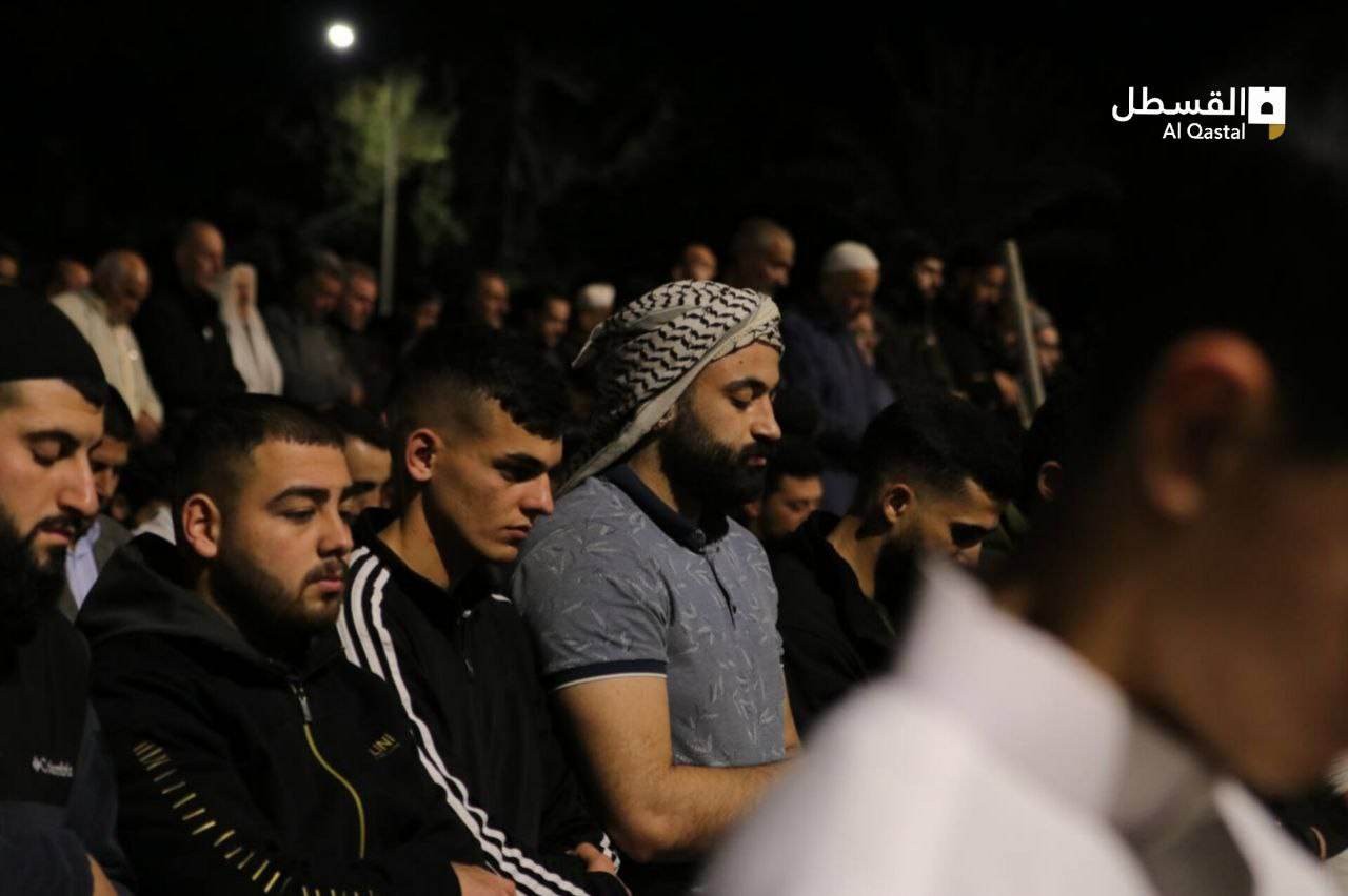 حوالي 280 ألف فلسطيني يؤدون صلاة التراويح وقيام ليلة الـ27 من رمضان في باحات الأقصى