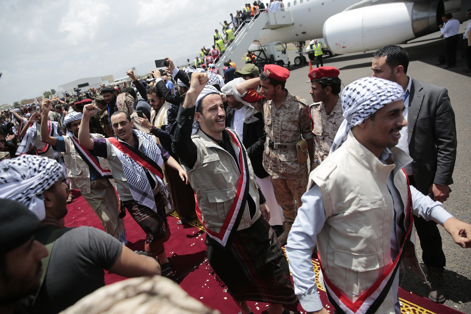 طائرة تنقل حوثيين من السعودية إلى صنعاء في ثاني أيام عملية تبادل الأسرى