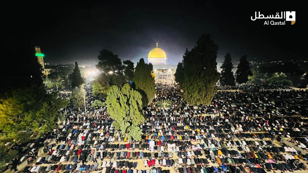 حوالي 280 ألف فلسطيني يؤدون صلاة التراويح وقيام ليلة الـ27 من رمضان في باحات الأقصى