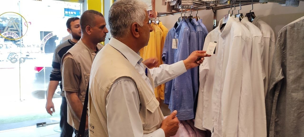بالصور: جولات رقابية على محلات الملابس في خانيونس