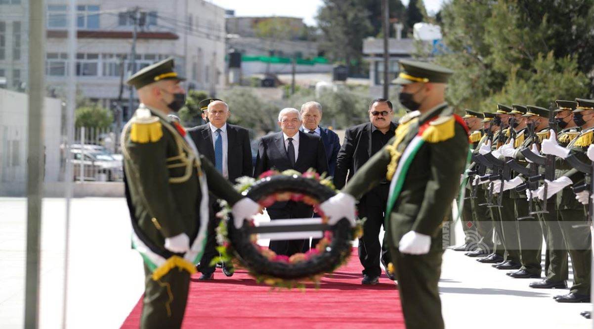 وضع أكاليل الزهور على قبور الشهداء في مدن الضفة