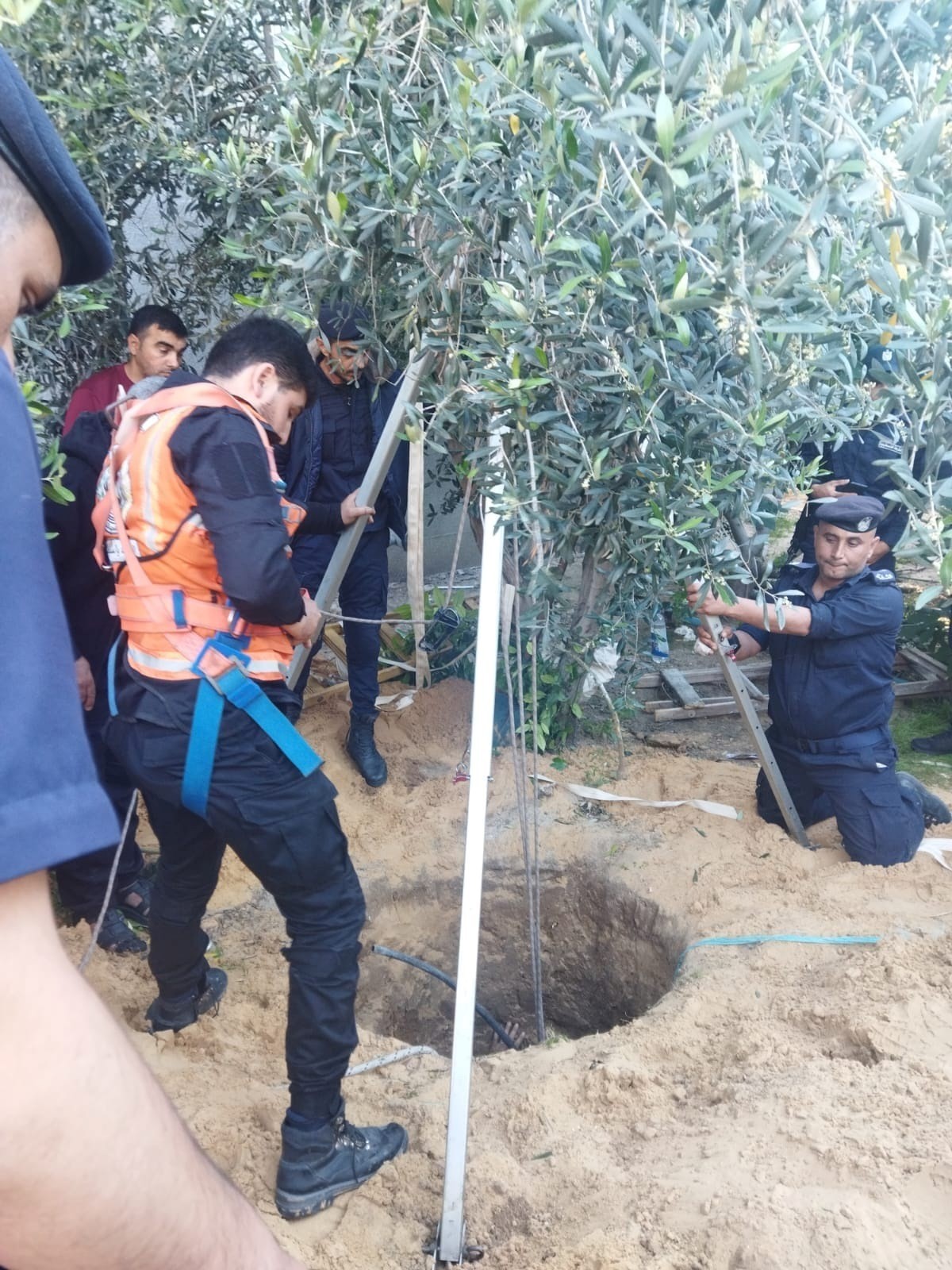 الدفاع المدني بغزة تُنقذ مواطنًا علق داخل حفرة بحي الزيتون
