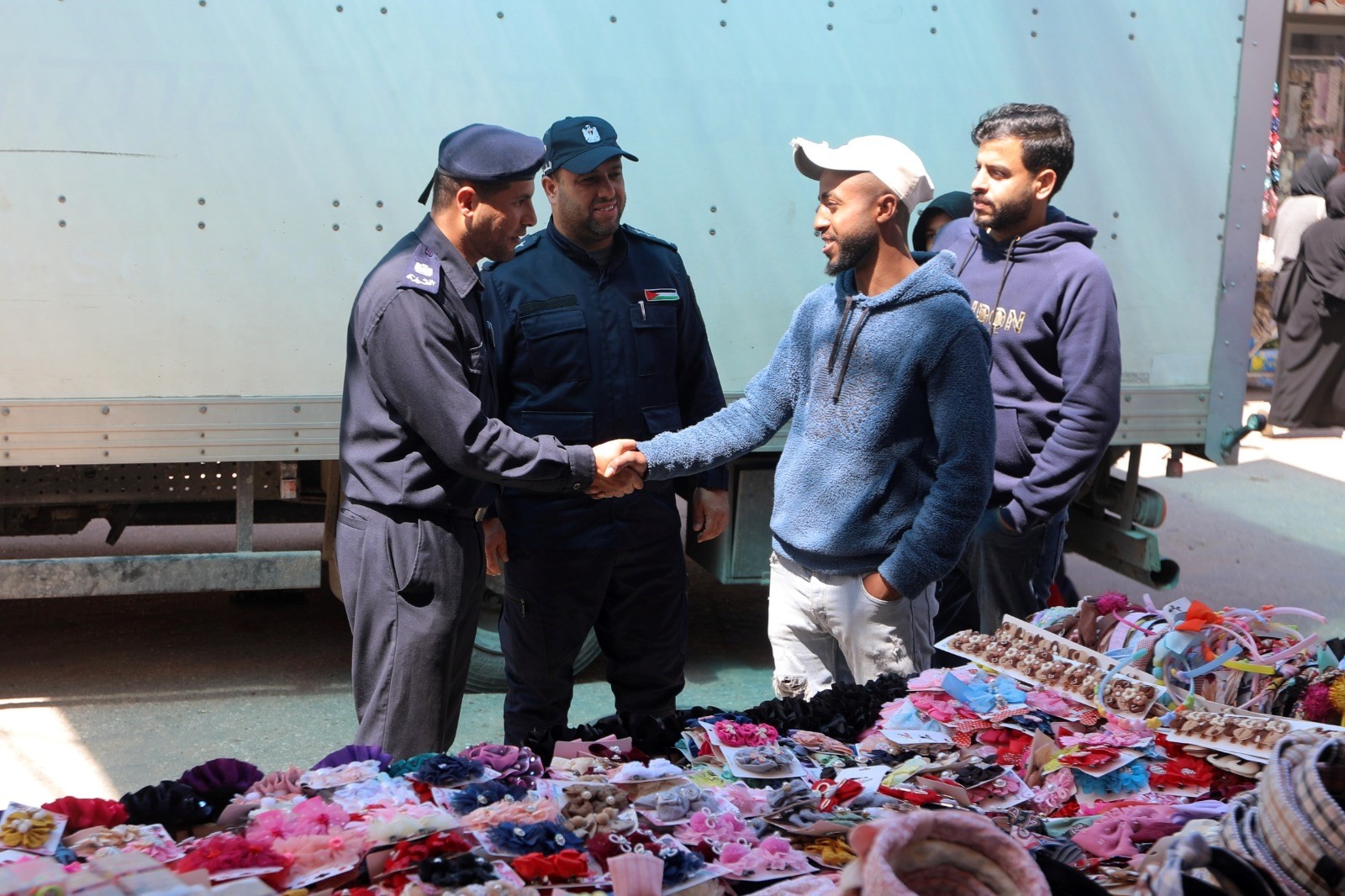غزة: شرطة البلديات تُواصل جهودها في تنظيم الأسواق خلال شهر رمضان المبارك