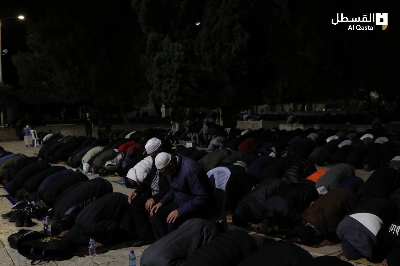 أكثر من 20 ألف مصلٍّ يؤدون صلاتي العشاء والتراويح في باحات المسجد الأقصى