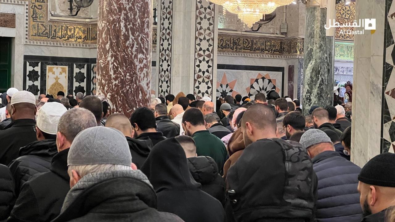آلاف المُصلين يُؤدون صلاة الفجر الأولى من الأيام العشر الأواخر لشهر رمضان في باحات الأقصى