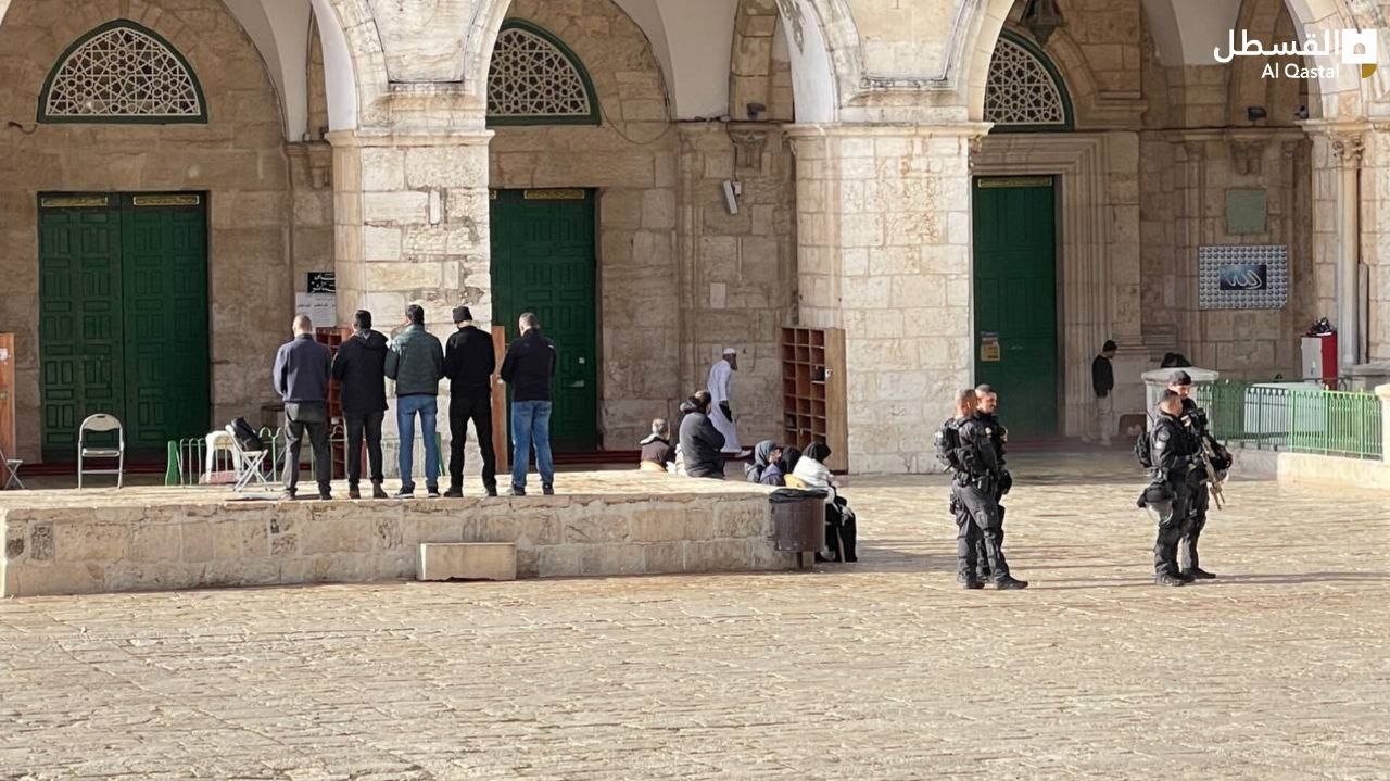 عشرات المستوطنين المتطرفين يقتحمون باحات الأقصى بحماية مشددة من شرطة الاحتلال