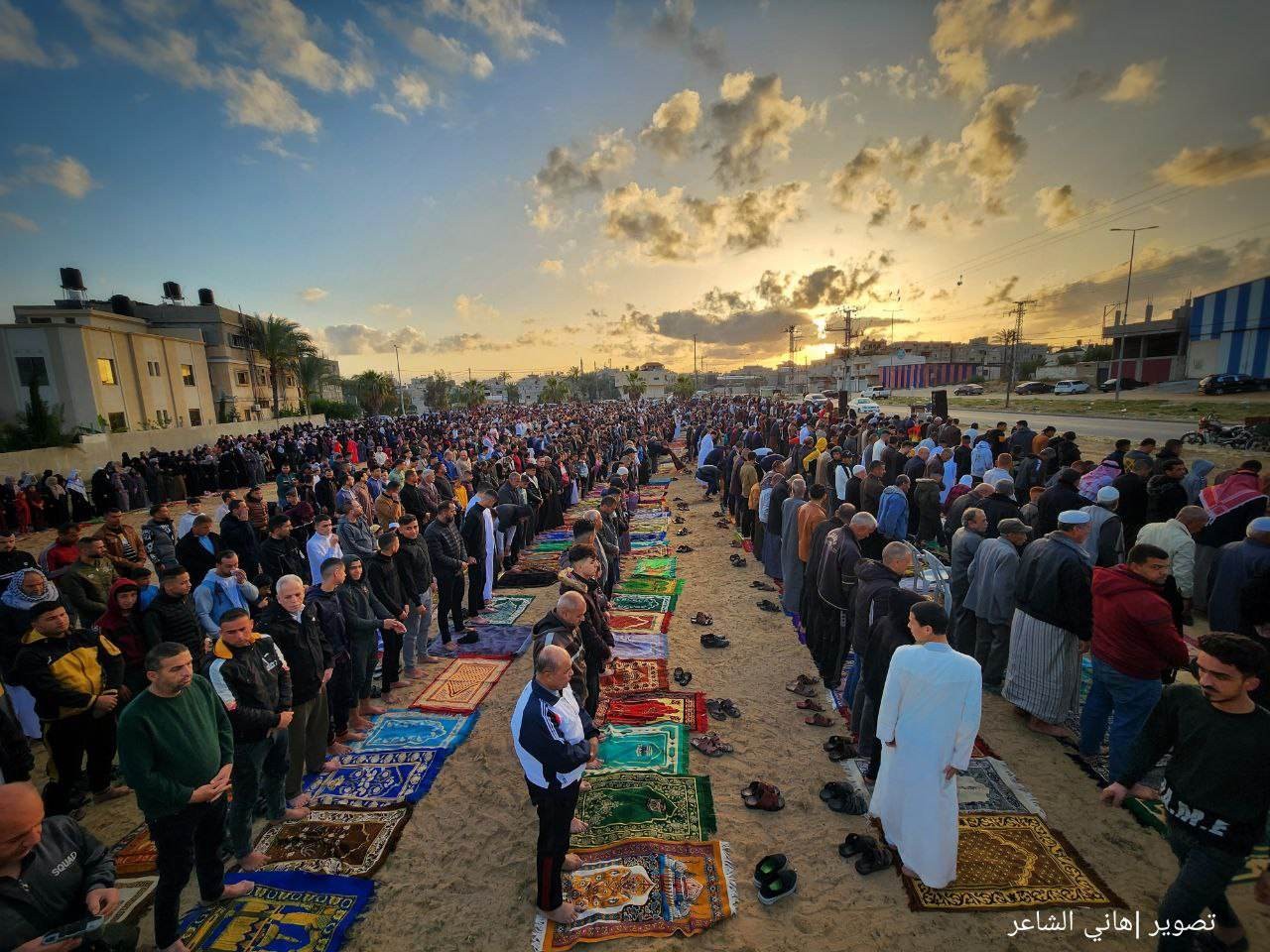 عشرات آلاف المواطنين يؤدون صلاة عيد الفطر السعيد في الساحات العامة بقطاع غزة
