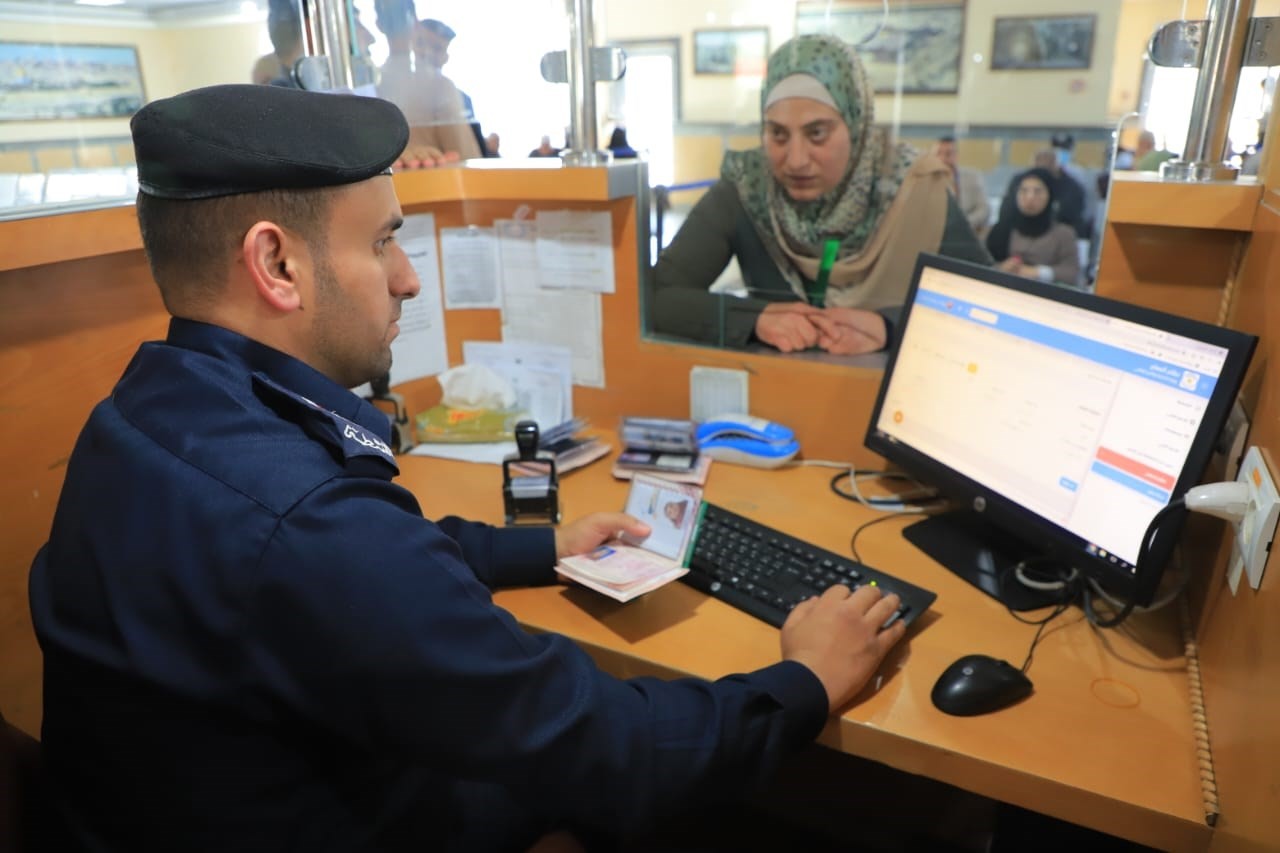 أطقم الداخلية تُسهل مغادرة الفوج الـ14 من معتمري قطاع غزة