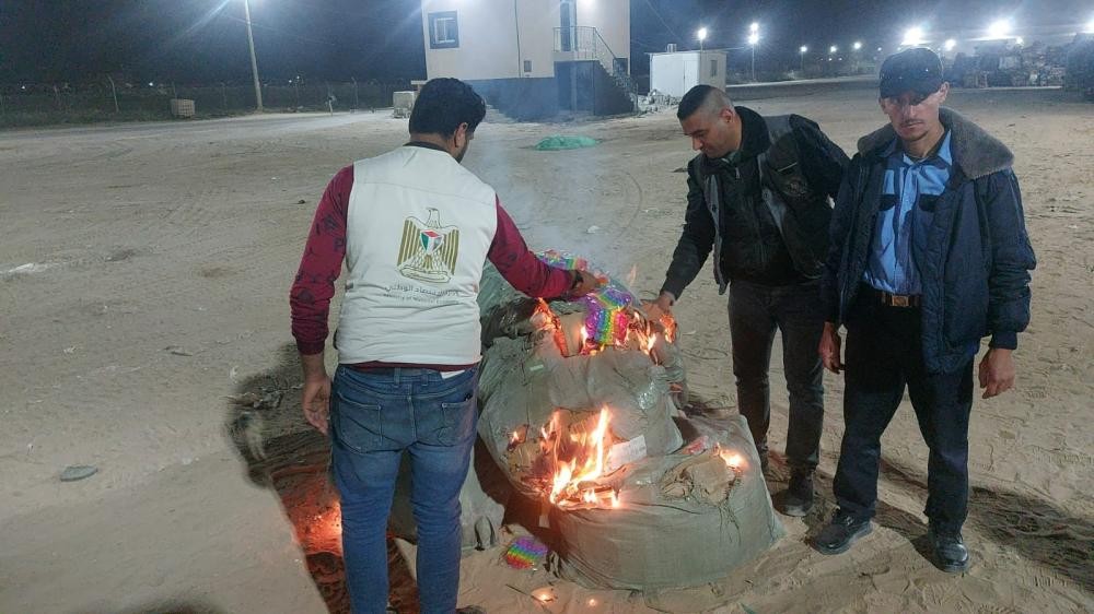 اقتصاد غزة تضبط ألعاب مخالفة لثقافة مجتمعنا وتقوم بحرقها