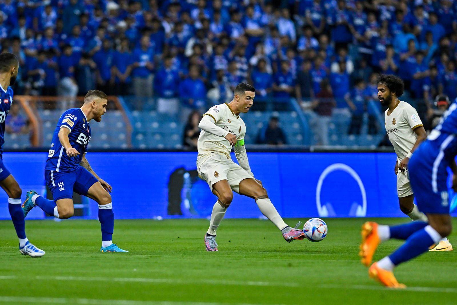 بالصور: الهلال يحسم ديربي الرياض ويعقد مهمة النصر