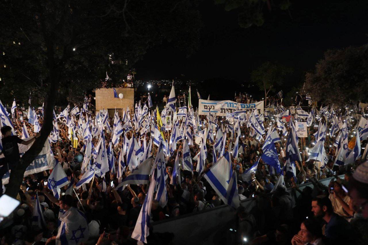 بالفيديو والصور: الآلاف يتظاهرون دعمًا لحكومة نتنياهو وخطتها القضائية