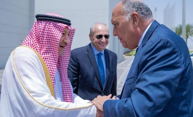 بالصور: وصول 6 وزراء خارجية عرب إلى جدة لعقد اجتماع تشاوري