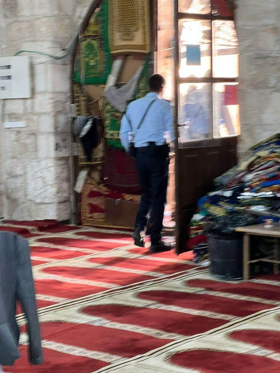 شرطة الاحتلال تُجدد اقتحامها لمصلى باب الرحمة بالمسجد الأقصى