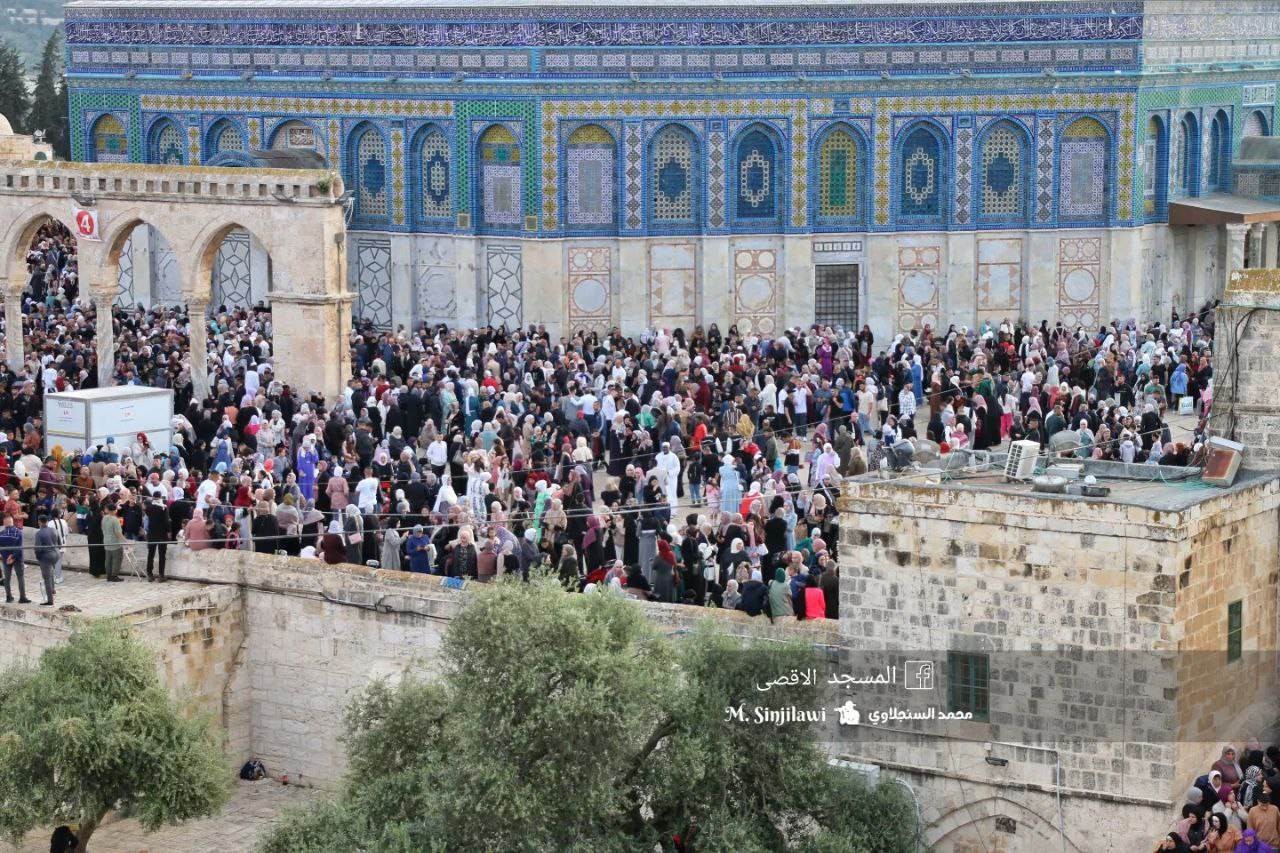 120 ألف مُصلٍّ يؤدون صلاة عيد الفطر السعيد في باحات المسجد الأقصى