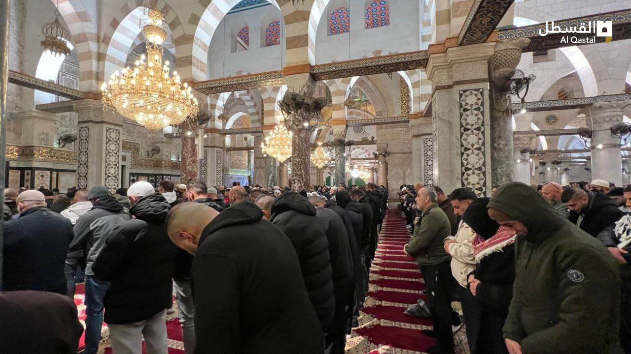 آلاف المُصلين يؤدون صلاة فجر العاشر من رمضان في باحات المسجد الأقصى