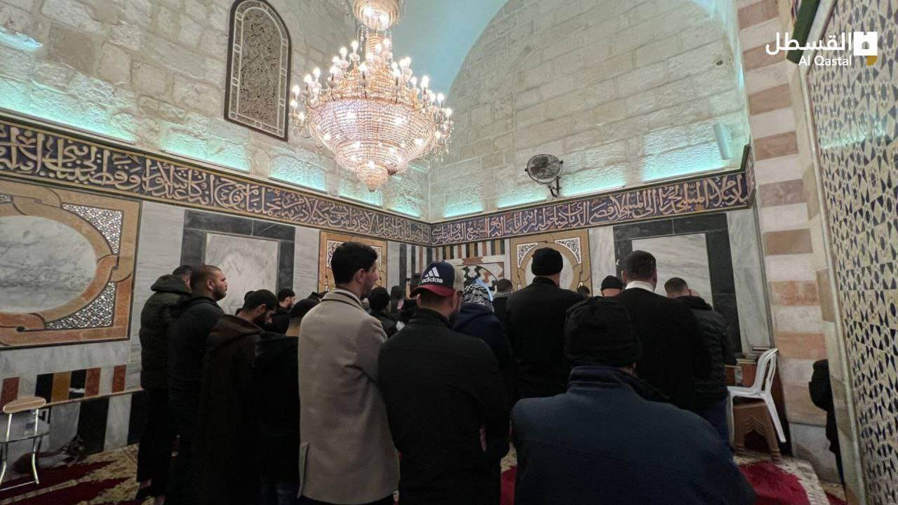 آلاف المُصلين يؤدون صلاة فجر العاشر من رمضان في باحات المسجد الأقصى