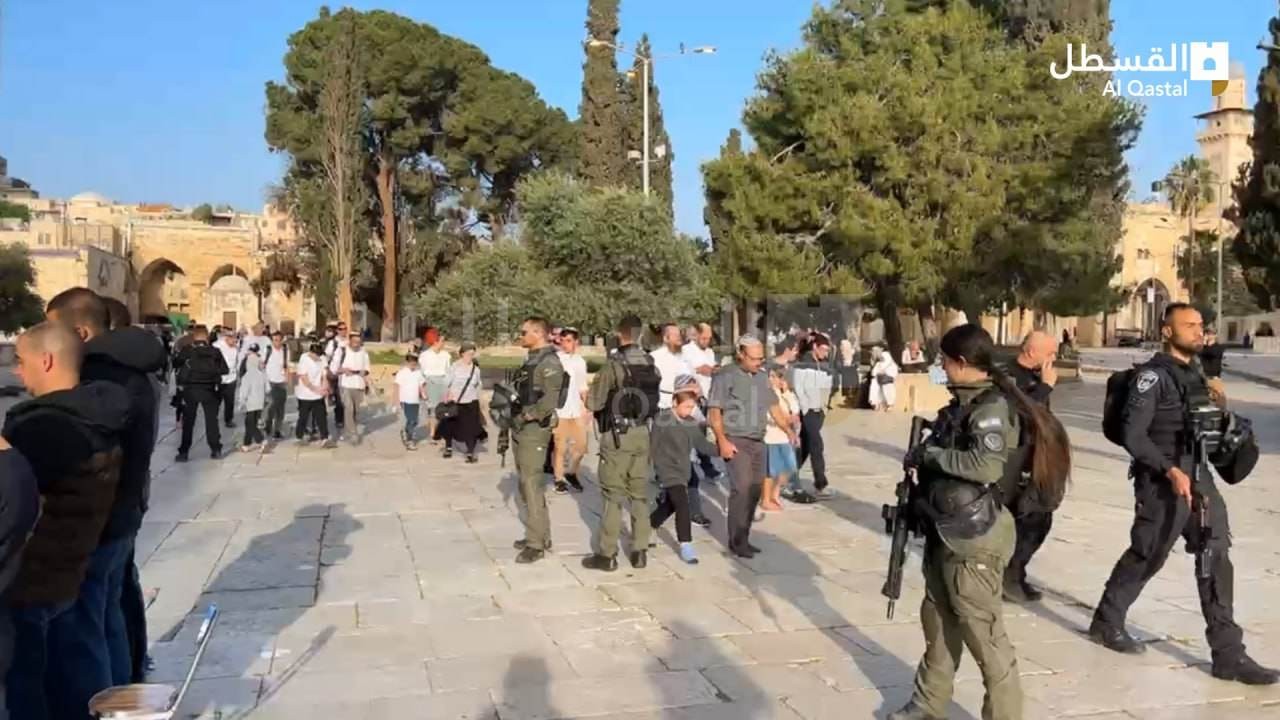 مئات المستوطنين المتطرفين يقتحمون باحات الأقصى بحماية مشددة من شرطة الاحتلال