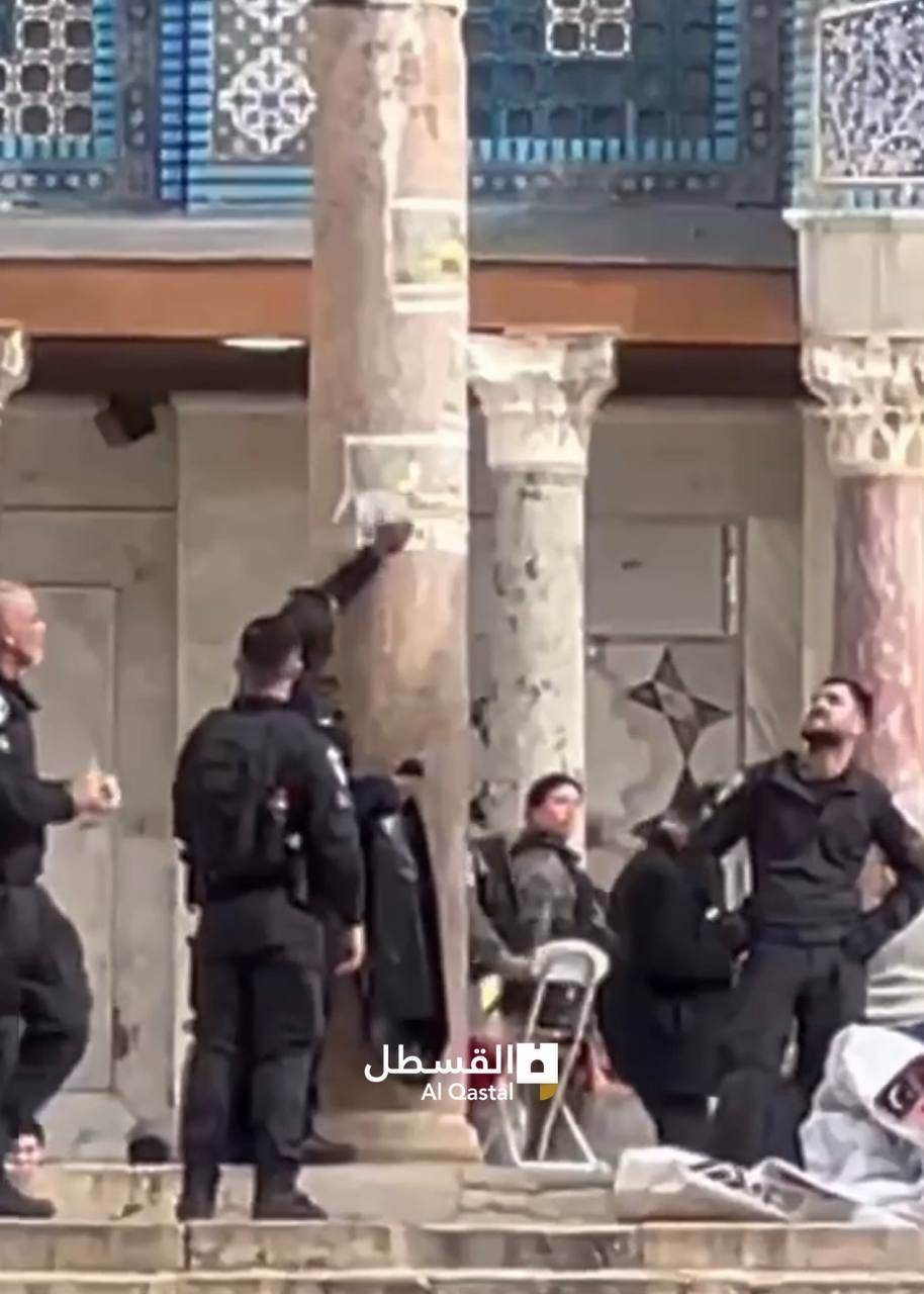 قوات الاحتلال تقتحم باحات المسجد الأقصى المبارك لإزالة اللافتات والأعلام المُعلقة على قبة الصخرة
