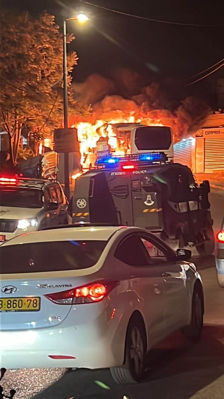 بالفيديو: إحراق حافلة مستوطنين في بلدة العيسوية بالقدس