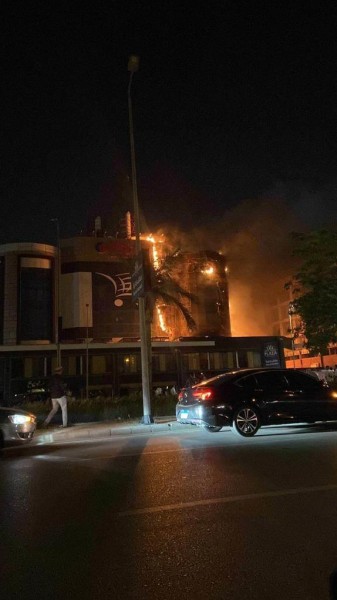 اندلاع حريق ضخم داخل مركز تجاري بالقاهرة