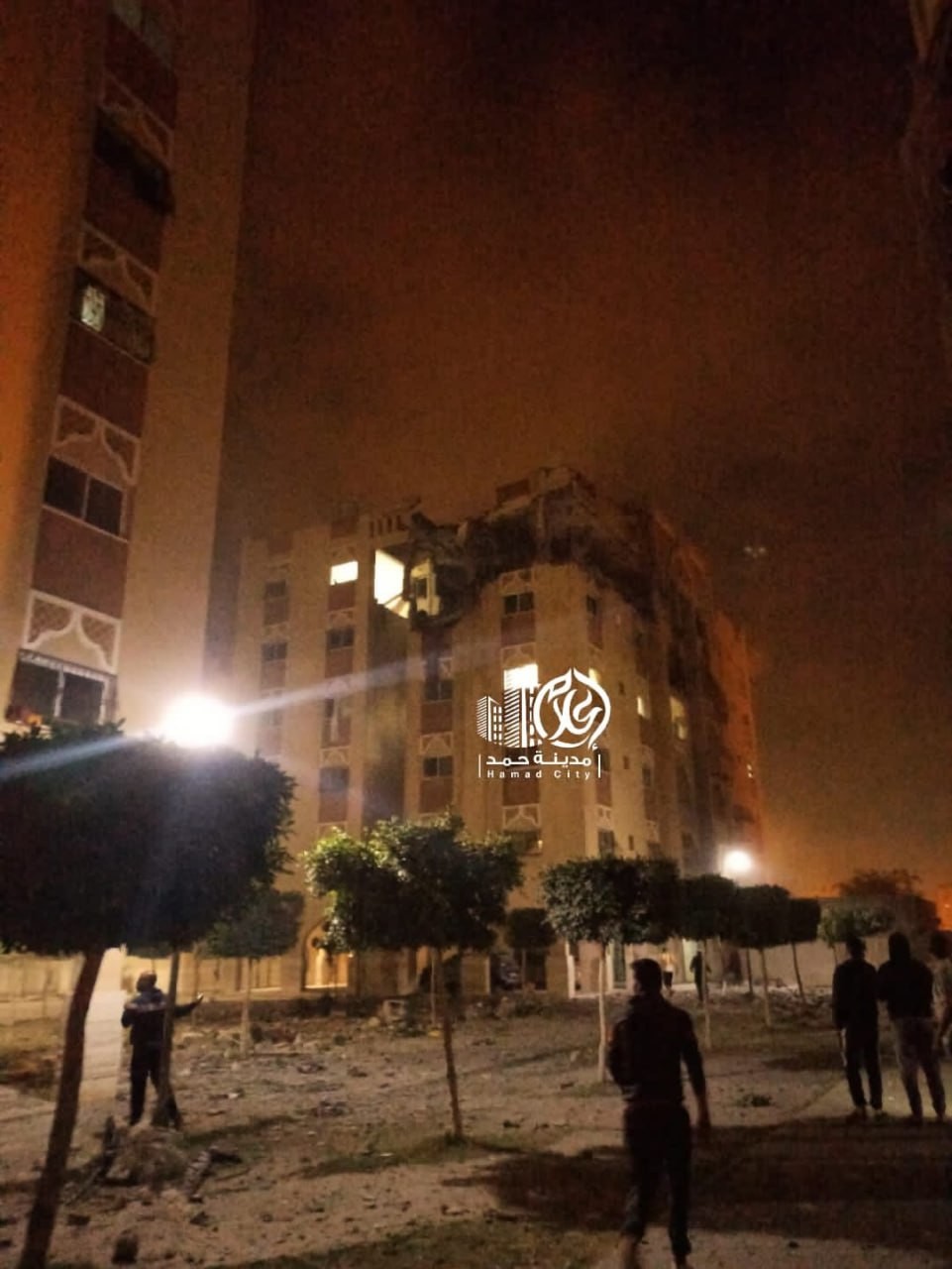 بالفيديو والصور: 3 شهداء وإصابات في قصف استهدف شقة سكنية بمدينة حمد جنوب قطاع غزّة